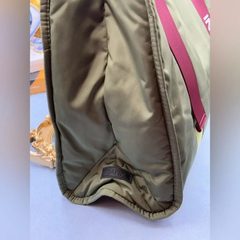 🆕 GANNI 🧿 NWT Medium Recycled Tech Tote, Kalamata & Burgundy - Picture 5 of 12